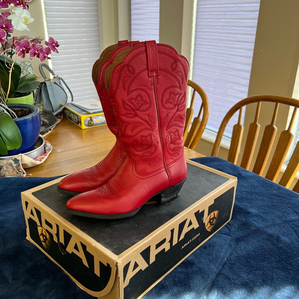 Red Ariat boots size 7